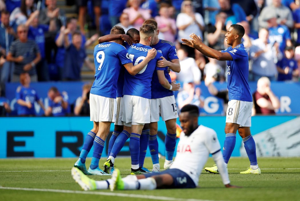 Fotbalisté Leicesteru se radují z vyrovnávací branky na 1:1 proti Tottenhamu, kterou vstřelil Ricardo Pereira