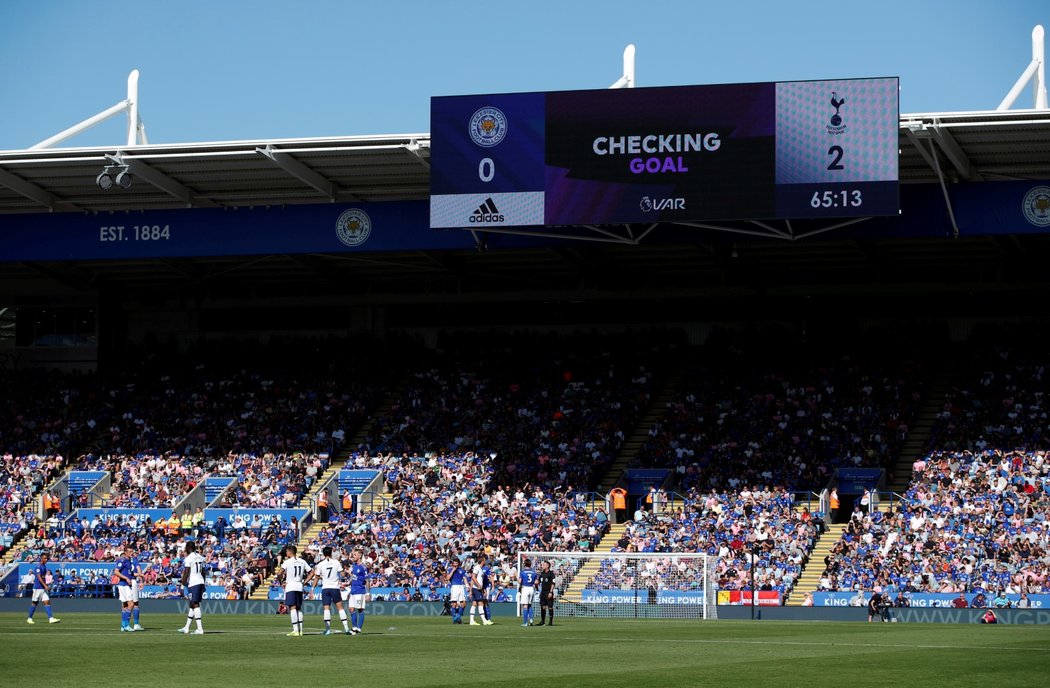 Tottenham se sice na hřišti Leicesteru ujal vedení 2:0, VAR však kvůli milimetrovému ofsajdu branku odvolal a Spurs nakonec prohráli 1:2