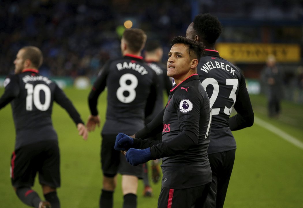 Chilský útočník Alexis Sánchez v nastaveném čase proměnil pokutový kop