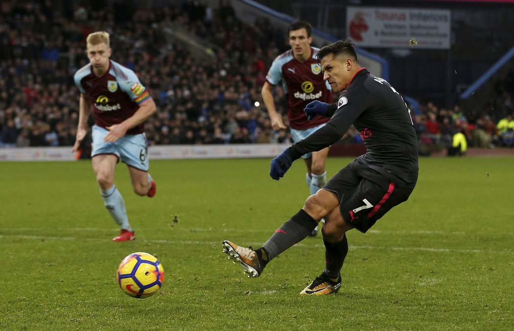 Chilský útočník Alexis Sánchez v nastaveném čase proměnil pokutový kop