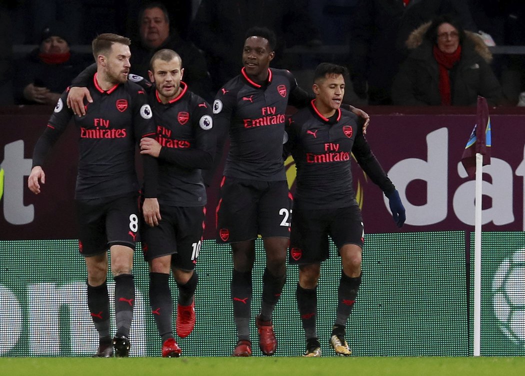 Fotbalisté Arsenalu se radují ze vstřelené branky v nastaveném čase v utkání proti Burnley