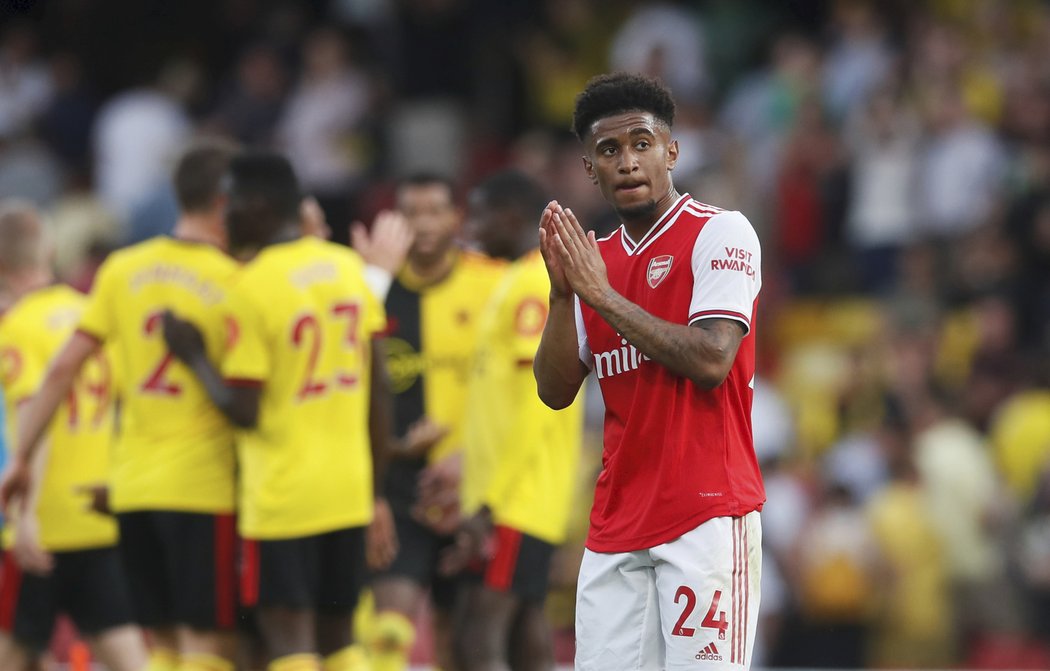 Reiss Nelson aplauduje po nepovedeném utkání s Watfordem