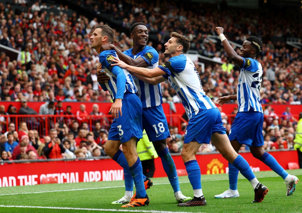 Fotbalisté Brightonu slaví gól na hřišti United