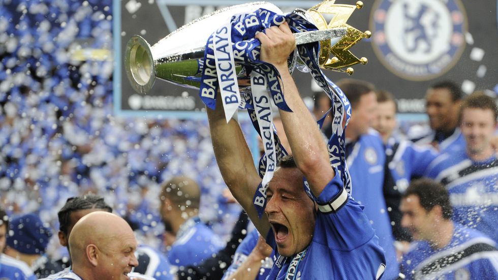 Kapitán Chelsea John Terry s trofejí pro šampiona Premier League