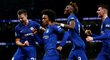 Fotbalisté Chelsea oslavují gól Williana proti Tottenhamu