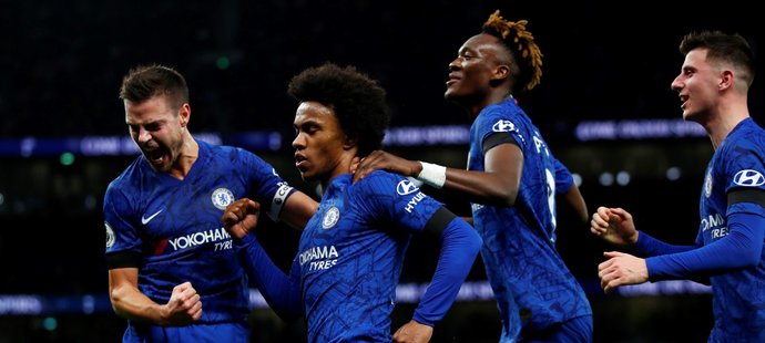 Fotbalisté Chelsea oslavují gól Williana proti Tottenhamu