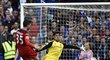 Gólman Chelsea Courtois zasahuje při šanci Leicesteru v duelu Premier League