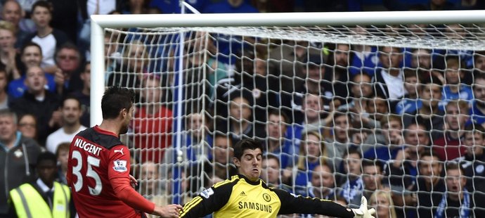 Gólman Chelsea Courtois zasahuje při šanci Leicesteru v duelu Premier League