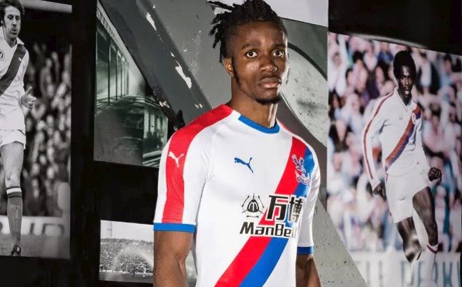 Venku bude Crystal Palace nastupovat v bílých dresech s červenomodrou šerpou. Dres trochu připomíná národní trikoty reprezentace Peru