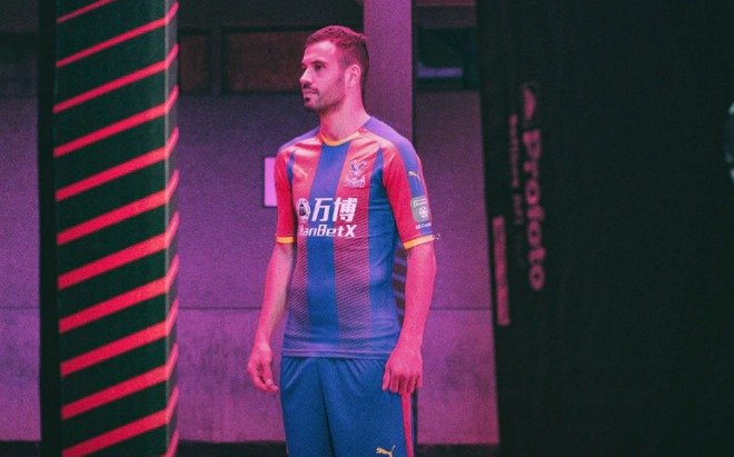 Domácí dresy Crystal Palace se rovněž nevyjímají letitému zvyku