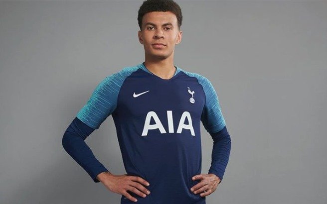 Na venkovních hřištích se pak Tottenham představí v tmavě modrých dresech se světlejším odstínem na rukávech