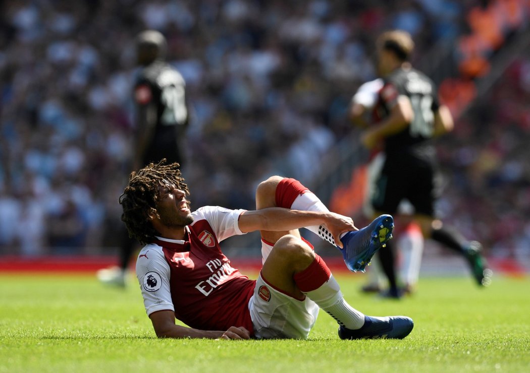 Záložník Arsenalu Mohamed Elneny se drží za zranění kotník v utkání s West hamem