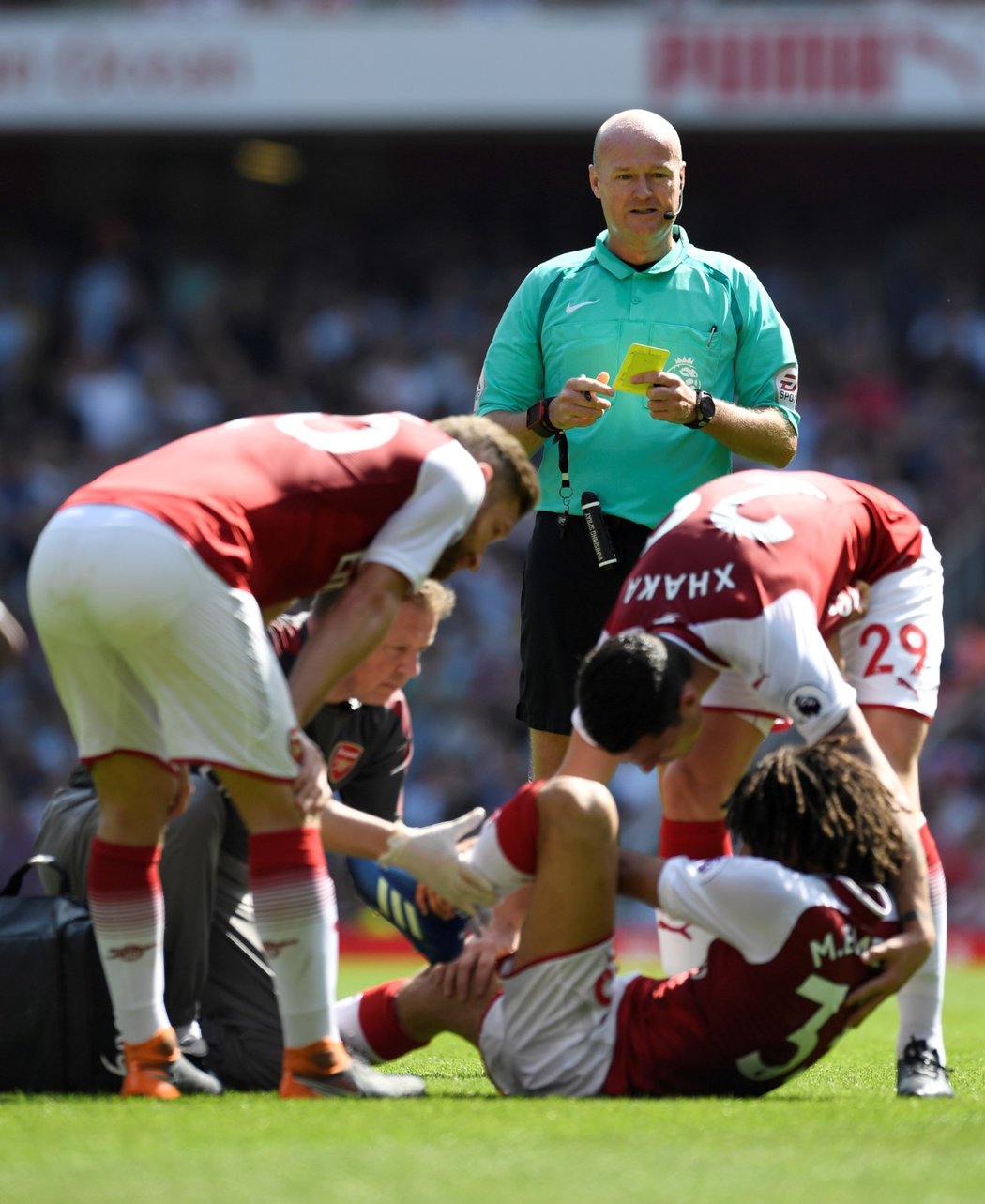 Hráči Arsenalu se sklání nad zraněným Elnenym v utkání s West Hamem