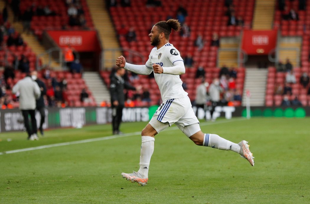 Tyler Roberts slaví gól, kterým potvrdil výhru Leedsu v Southamptonu