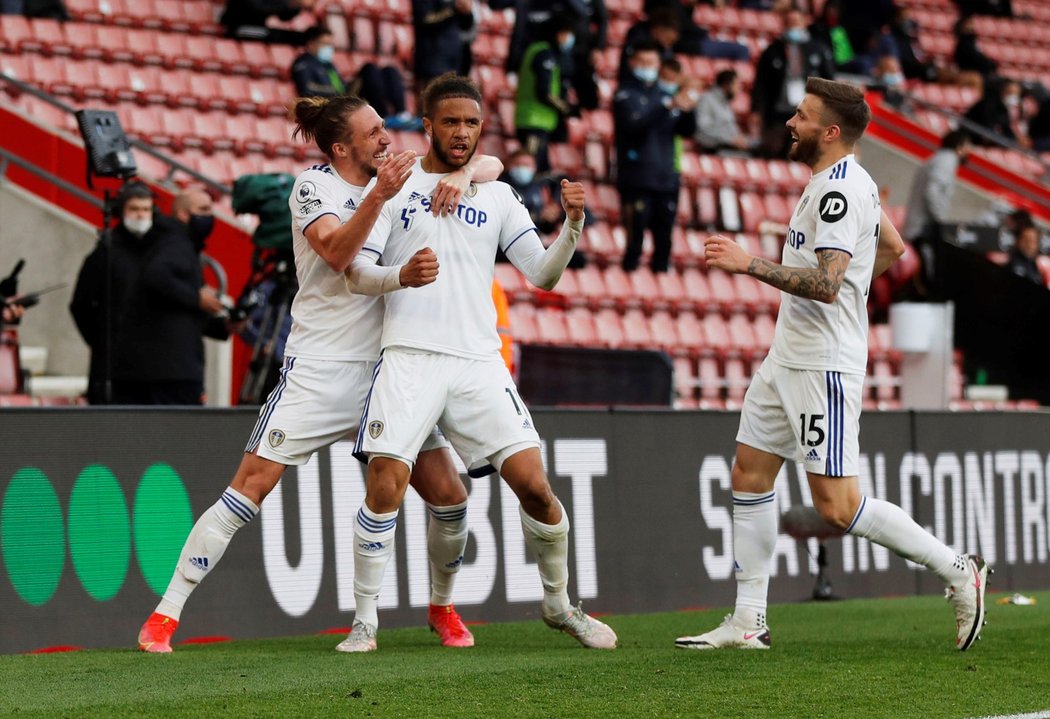 Fotbalisté Leedsu slaví gól proti Southamptonu
