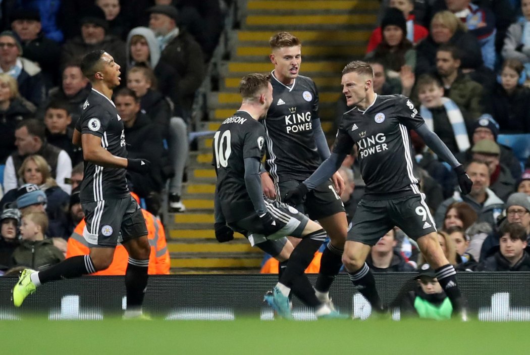 Fotbalisté Leicesteru slaví gól kanonýra Vardyho proti Manchesteru City