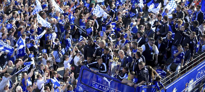 S fotbalisty Leicesteru přišla dnes oslavit první titul v Premier League většina obyvatel středoanglického města