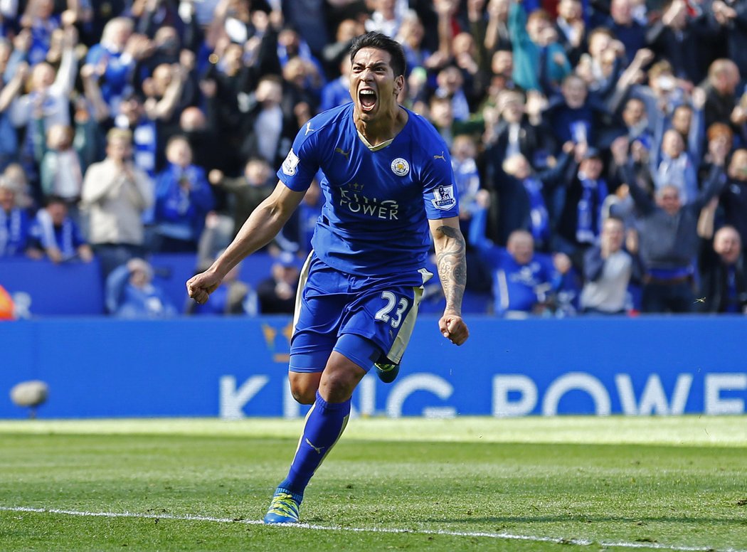 Leonardo Ulloa trefil z penalty bod pro Leicester