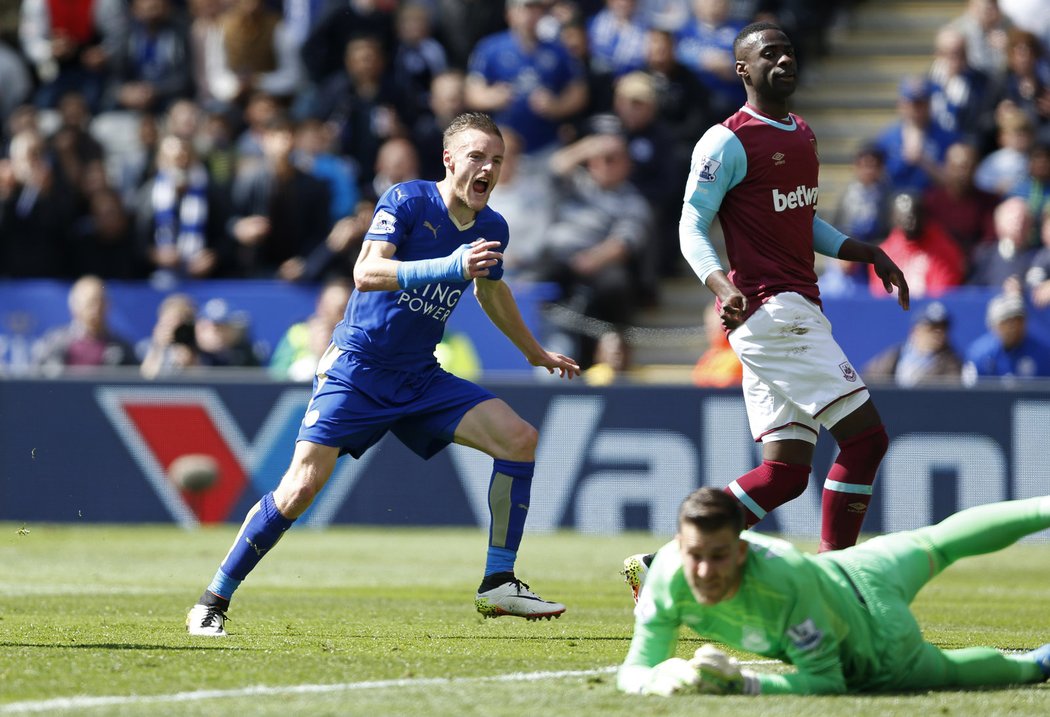 Útočník Leicesteru Jamie Vardy otevřel skóre zápasu