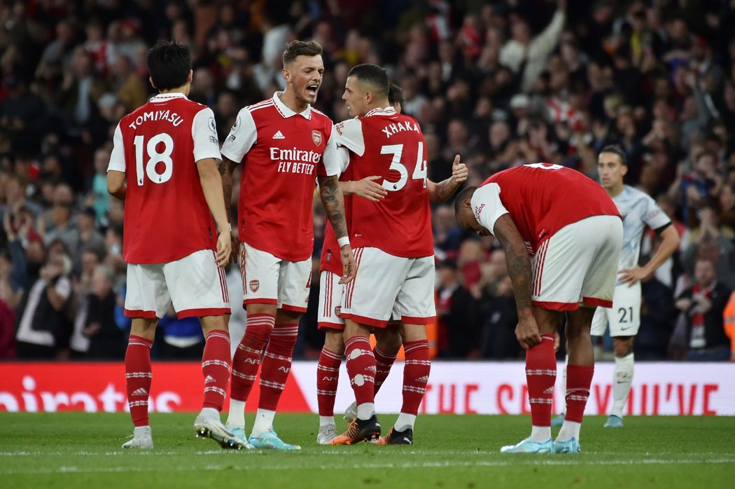 Fotbalisté Arsenalu se radují z gólu do sítě Liverpoolu