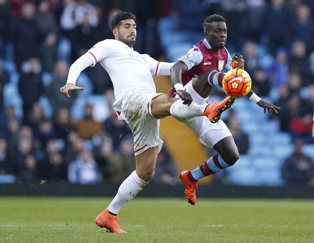 Liverpoolský záložník Emre Can v souboji s Gueyem z Aston Villy