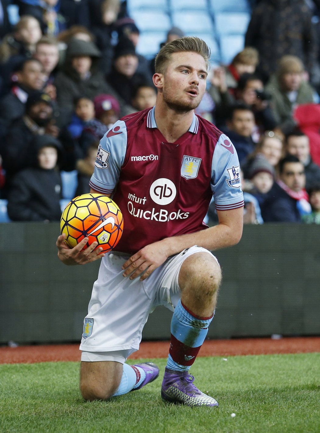 Jordan Lyden v utkání Aston Villy s Liverpoolem