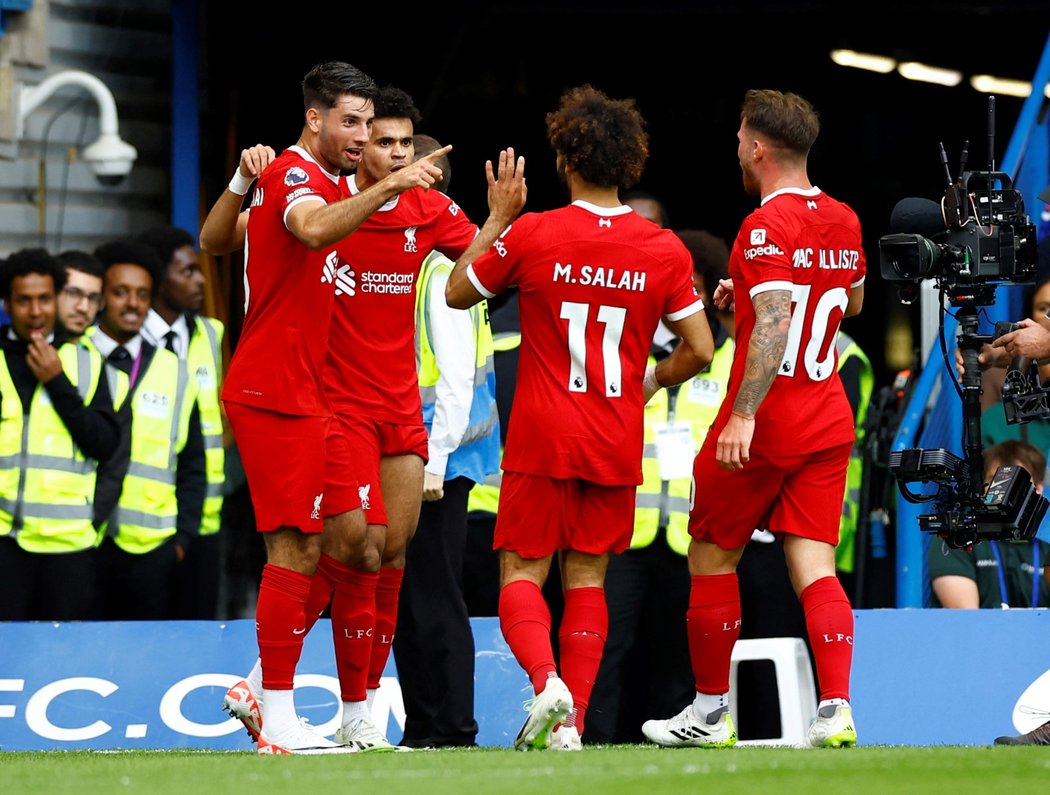 Liverpool slaví gól proti Chelsea ve šlágru prvního kola