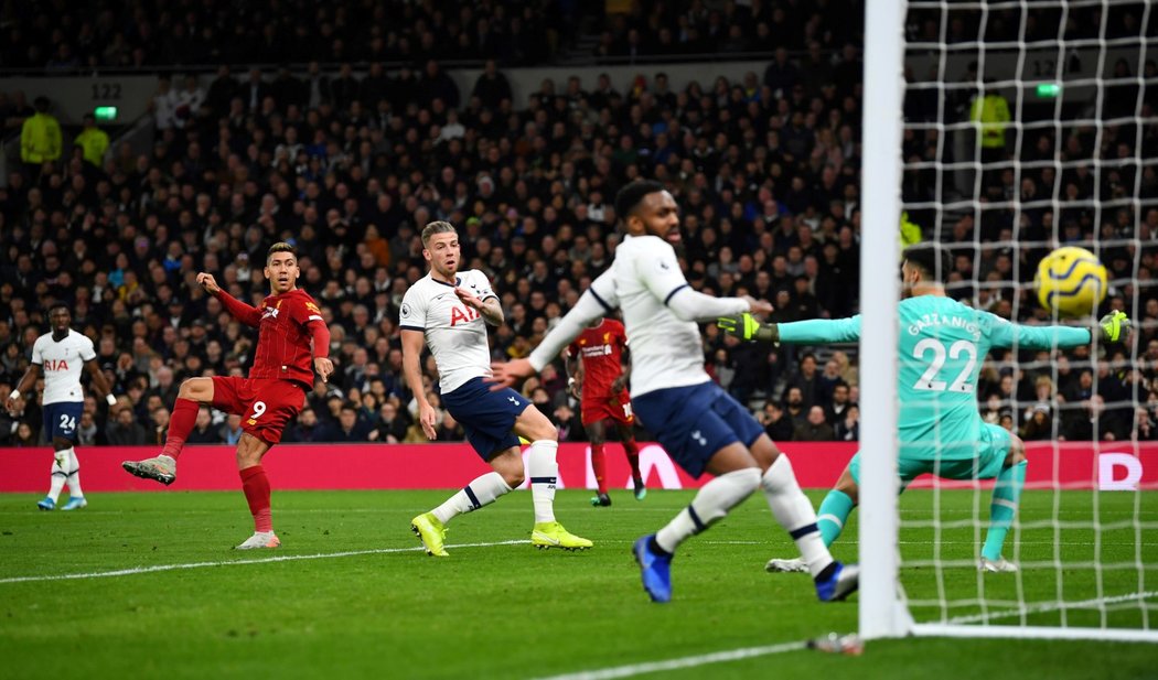 Liverpoolský Roberto Firmino dává jedinou branku střetnutí s Tottenhamem