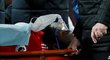 Romelu Lukaku odnesl střet s Hoedtem ze Southamptonu děsivým zraněním a hřiště musel opustit na nosítkách s kyslíkovou maskou