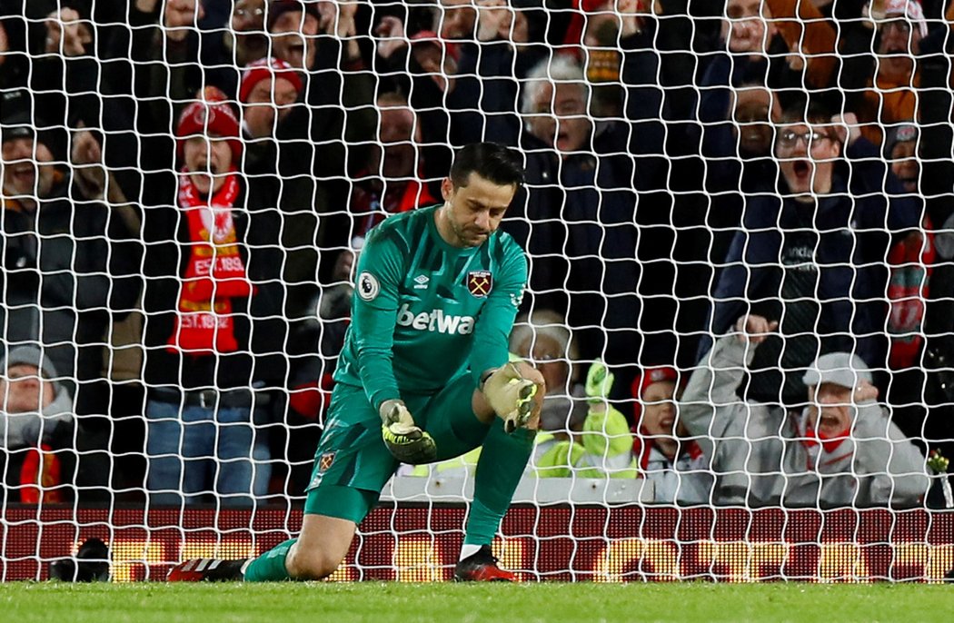 Brankář West Hamu Lukasz Fabianski poté, co mu mezi nohami prošla do sítě střela liverpoolského Mohameda Salaha