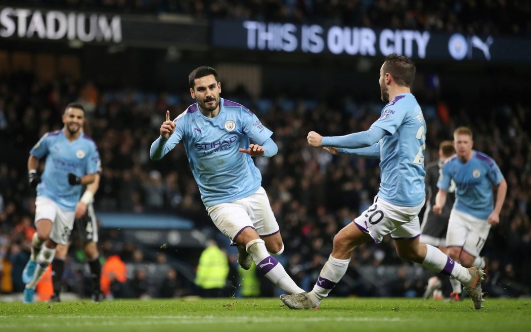 Ilkay Gundogan slaví se spoluhráči trefu z penalty proti Leicesteru