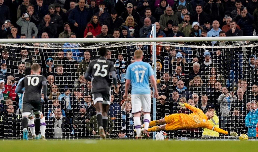 Na penaltu Ilkaye Gündogan byl Kasper Schmeichel krátký