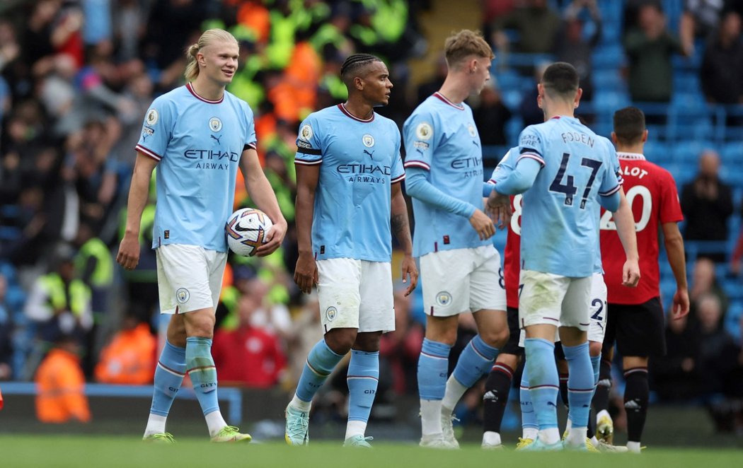Fotbalisté Manchesteru City slaví triumf v derby s United