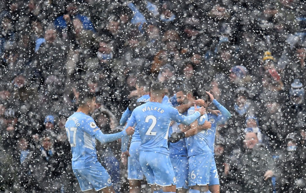 Fotbalisté Manchesteru City se radují z první branky utkání, kterou vstřelil Ilkay Gündogan