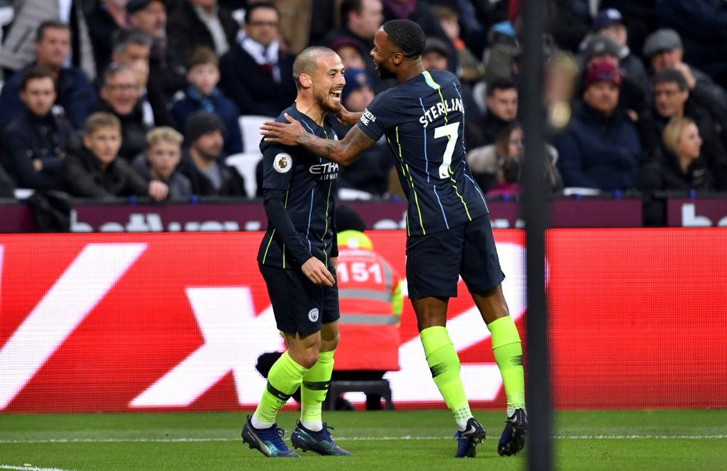 David Silva (vlevo) a Raheem Sterling oslavují gól proti West Hamu