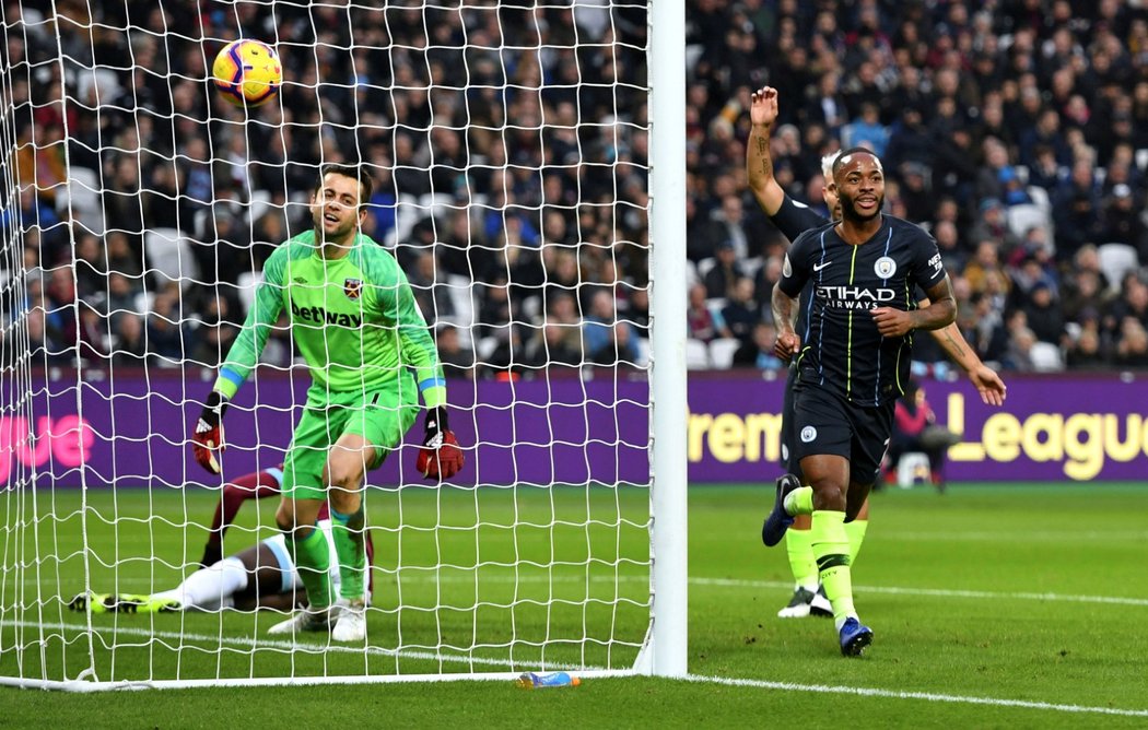 Raheem Sterling oslavuje gól do branky West Hamu, kterou neúspěšně střežil Lukasz Fabiaňski,