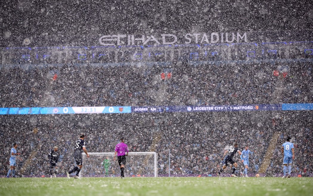 Zápas Manchesteru City proti West Hamu se hrál za vytrvalého sněžení