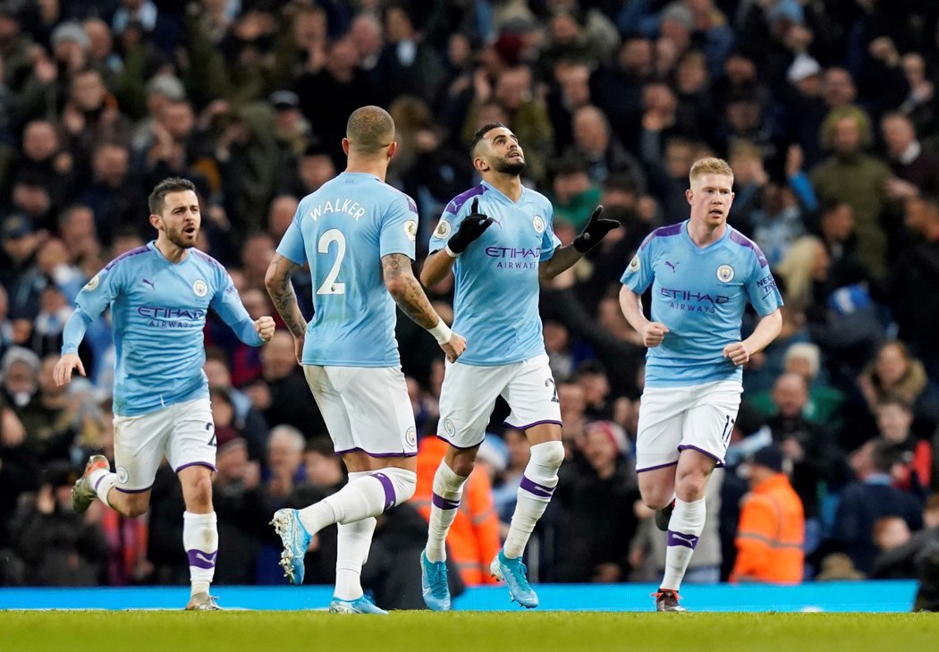Radost fotbalistů Manchesteru City po gólu na 2:1