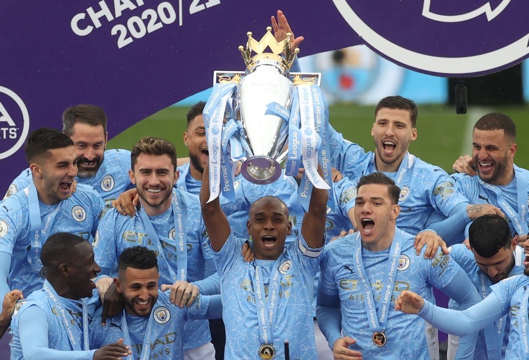 Fotbalisté Manchesteru City převzali trofej pro vítěze Premier League