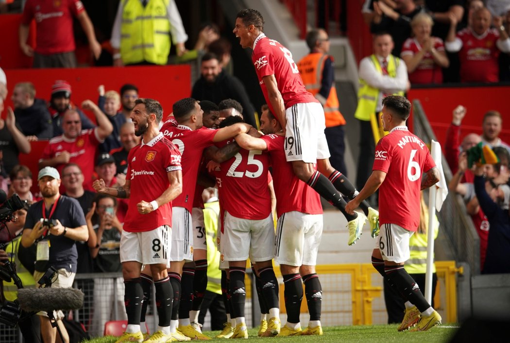 Fotbalisté United slaví gól Antonyho proti Arsenalu
