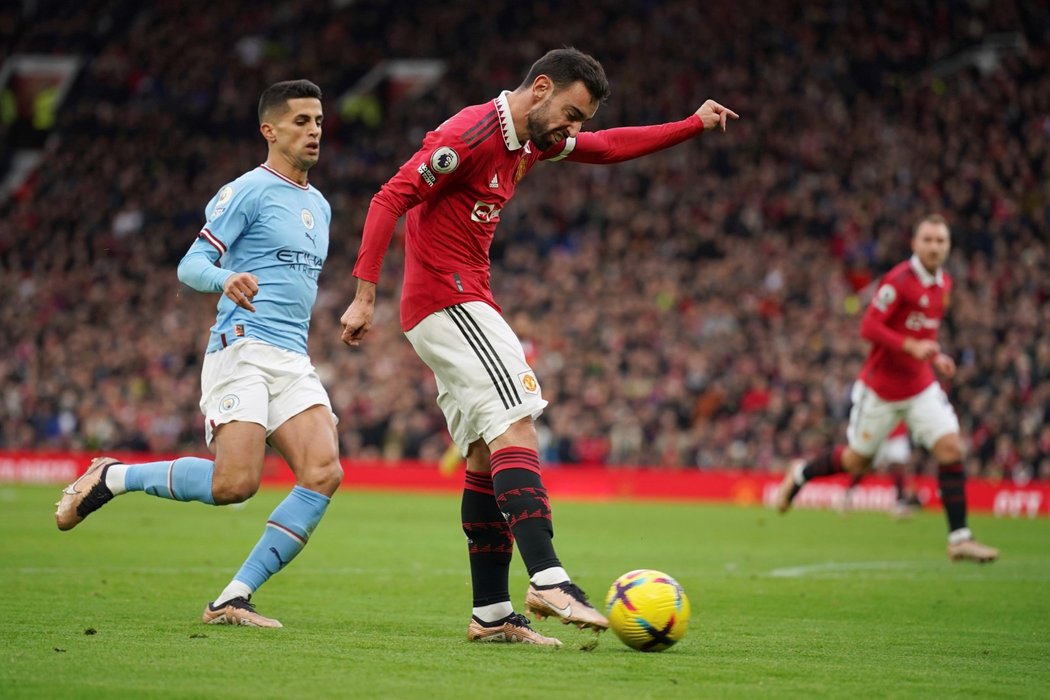 Bruno Fernandes střílí během derby o Manchester