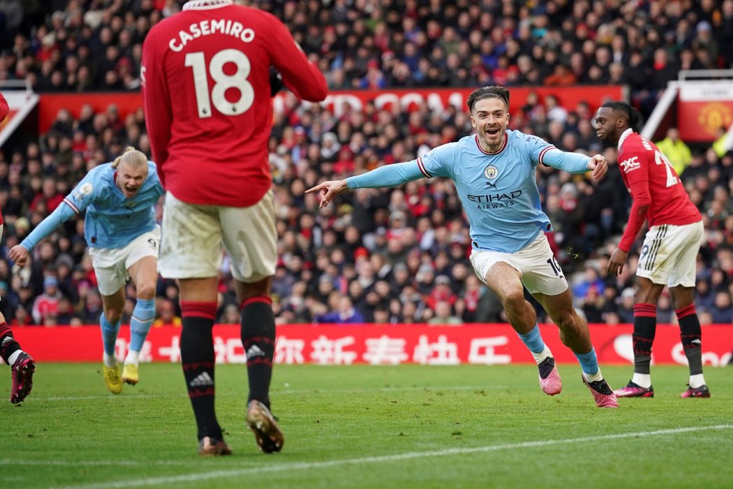 Jack Grealish slaví gól v derby o Manchester