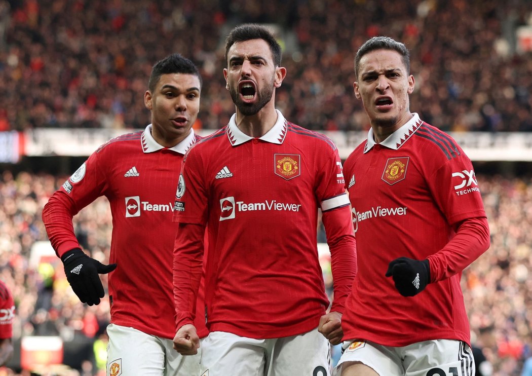 Fotbalisté Manchesteru United slaví vyrovnávací gól v derby se City