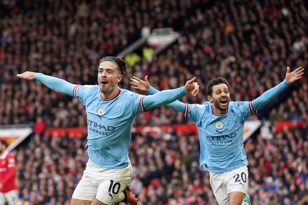 Jack Grealish slaví gól v derby o Manchester