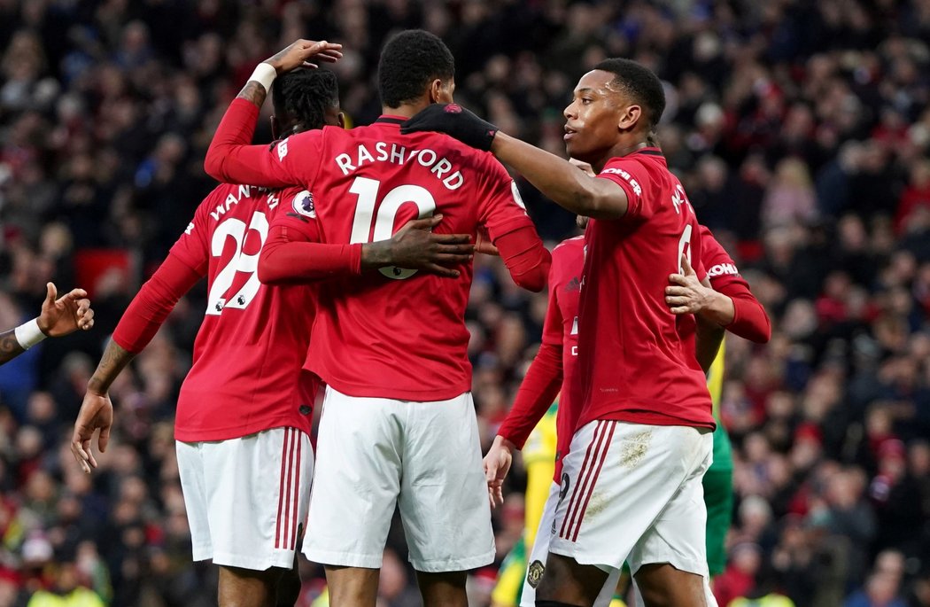 Fotbalisté Manchesteru United oslavují gól Marcuse Rashforda proti Norwichi