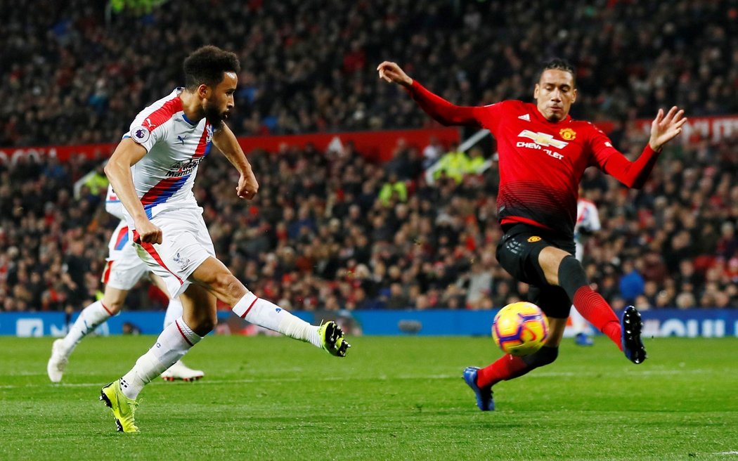 Andros Townsend z Crystal Palace střílí na branku Manchesteru United, utkání skončilo bez branek