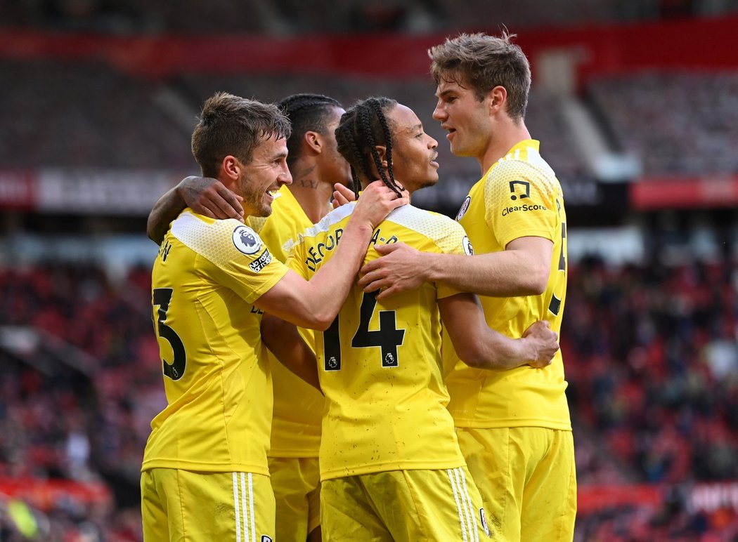 Radost hráčů Fulhamu po vyrovnání na Old Trafford na 1:1