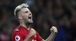 Obránce Manchesteru United Luke Shaw se raduje z gólu, kterým vystřelil výhru nad Leicesterem