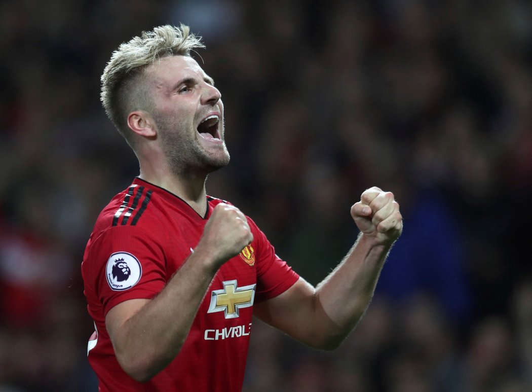 Obránce Manchesteru United Luke Shaw se raduje z gólu, kterým vystřelil výhru nad Leicesterem