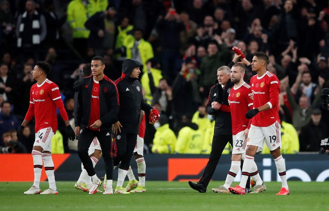 Fotbalisté Manchesteru United slaví vítězství proti Tottenhamu